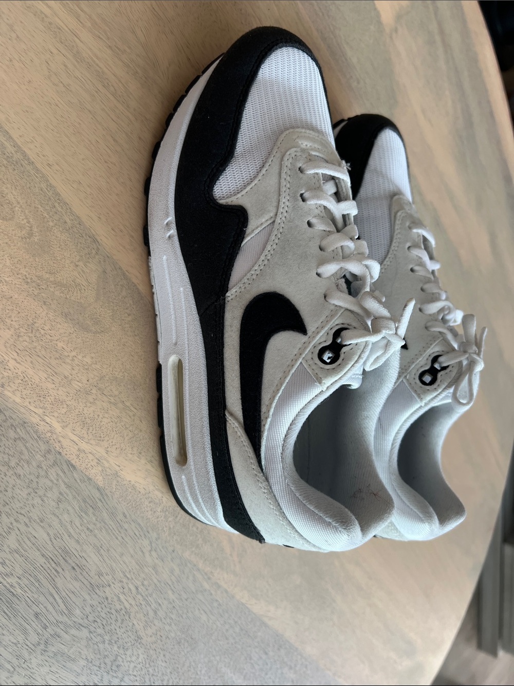 Nike White & Black Low-Top Sneakers